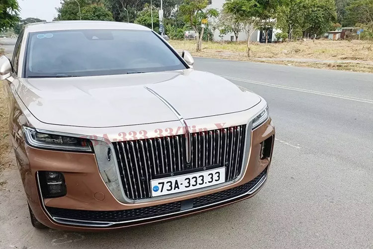 Mới đây, giới mê biển số đẹp cũng như cộng đồng mạng rất tò mò liệu chiếc xe nào sẽ được đại gia này đăng ký cho quả biển số xe 73A-333.33, mãi đến nay, danh tính của chiếc xe VIP này mới xuất hiện, và bất ngờ hơn đó lại là 1 chiếc sedan tầm trung Hồng Kỳ H9 tại Việt Nam nhưng lại được mệnh danh là "Rolls-Royce của Trung Quốc".