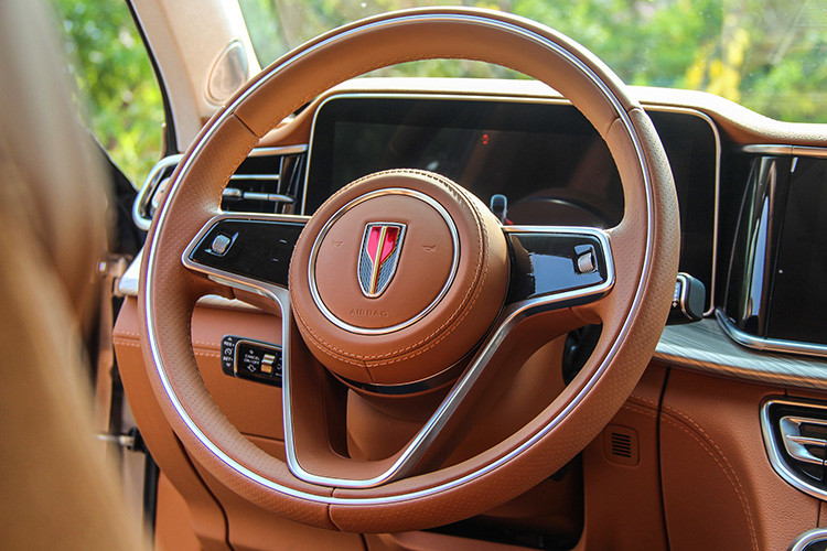 Xe được trang bị vô lăng 3 chấu bọc da, tích hợp nút bấm, bảng đồng hồ kỹ thuật số và màn hình thông tin giải trí 12,3 inch. Mặt cửa/trần xe đều được bọc da cao cấp Alcantara trong khi ghế ngồi bọc da và có tính năng chỉnh điện, nhớ vị trí và làm mát/sưởi ấm.