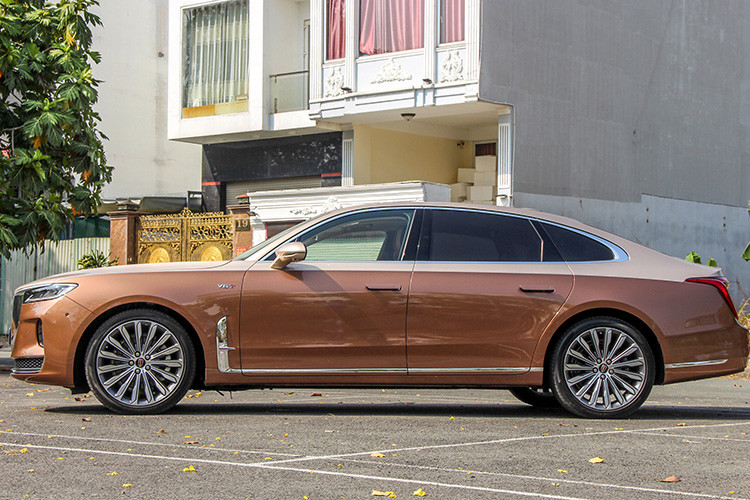 Việc chiếc Hồng Kỳ H9 đeo biển 73A-333.33 của tỉnh Quảng Bình đã nhận được nhiều sự quan tâm. Cách đây 2 năm, mẫu sedan hạng sang giá bình dân Hồng Kỳ H9 hay còn có tên gọi nội địa tại Trung Quốc là Hongqi H9 đã được giới thiệu đến các khách hàng Việt với 5 phiên bản và thu hút sự quan tâm đặc biệt từ người tiêu dùng.