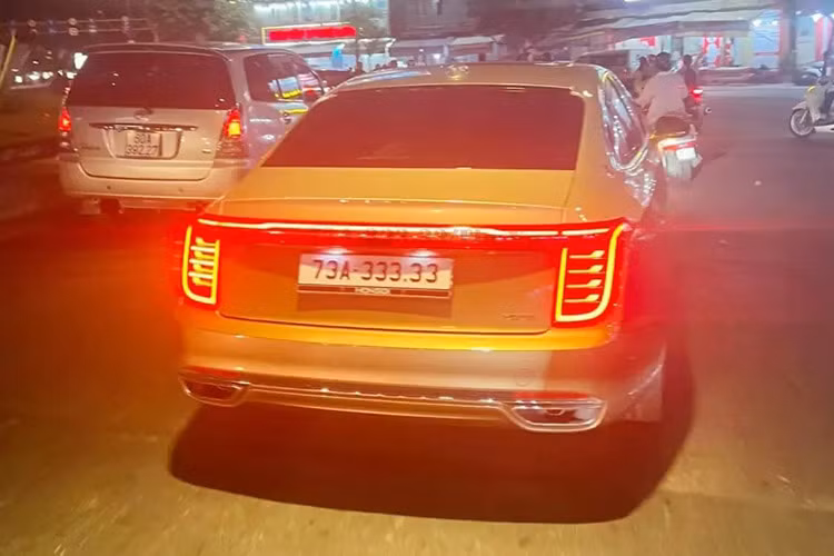 Mức giá xe Hồng Kỳ H9 cho 5 phiên bản là Elegance 2.0T I4 Mild-Hybrid (1,5 tỷ đồng), Luxury 2.0T I4 Mild-Hybrid (1,67 tỷ đồng), Premium 2.0T I4 Mild-Hybrid (1,89 tỷ đồng), Premium 3.0L V6 Supercharge (2,5 tỷ đồng) và cuối cùng là Flagship 3.0L V6 Supercharge có giá 2,7 tỷ đồng. Mức giá này giúp Hongqi H9 nhận được nhiều sự quan tâm hơn so với đối thủ Mercedes-Benz E-Class.