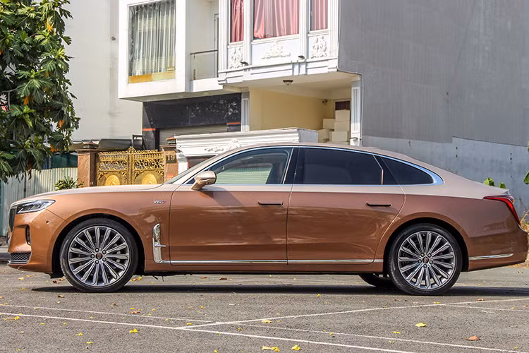 Việc chiếc Hồng Kỳ H9 đeo biển 73A-333.33 của tỉnh Quảng Bình đã nhận được nhiều sự quan tâm. Cách đây 2 năm, mẫu sedan hạng sang giá bình dân Hồng Kỳ H9 hay còn có tên gọi nội địa tại Trung Quốc là Hongqi H9 đã được giới thiệu đến các khách hàng Việt với 5 phiên bản và thu hút sự quan tâm đặc biệt từ người tiêu dùng.