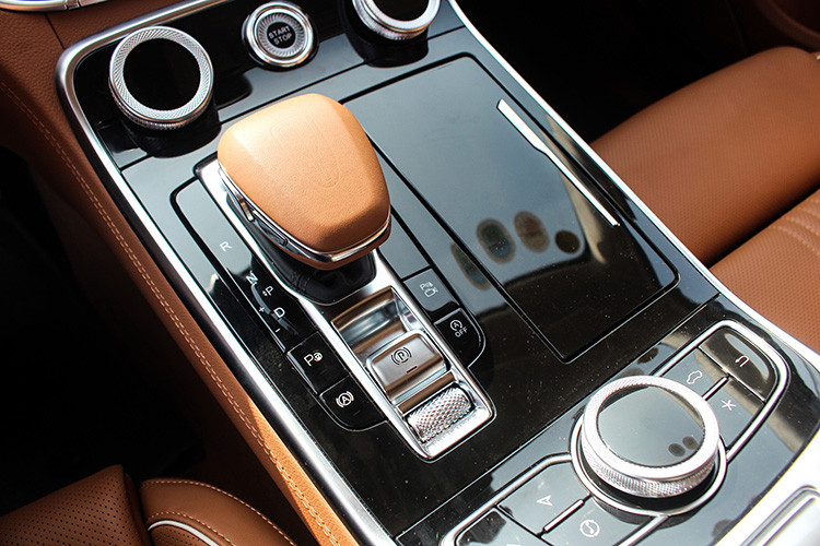 Những điểm nhấn nổi bật có thể kể ra như màn hình giải trí thông tin kích thước 12,3 inch, màn hình hiển thị thông tin kính lái HUD 12 inch, hệ thống âm thanh Bose cao cấp, hệ thống nước hoa trên xe, tính năng ra lệnh bằng giọng nói, hệ thống điều hòa tự động 4 vùng tích hợp hệ thống lọc bụi mịn PM2.5, máy tạo ion âm công suất cao và máy phát plasma. 