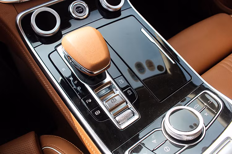 Những điểm nhấn nổi bật có thể kể ra như màn hình giải trí thông tin kích thước 12,3 inch, màn hình hiển thị thông tin kính lái HUD 12 inch, hệ thống âm thanh Bose cao cấp, hệ thống nước hoa trên xe, tính năng ra lệnh bằng giọng nói, hệ thống điều hòa tự động 4 vùng tích hợp hệ thống lọc bụi mịn PM2.5, máy tạo ion âm công suất cao và máy phát plasma. 