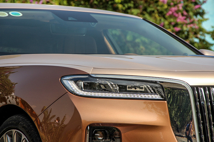 Bỏ ra số tiền lên đến cả tỷ đồng, những khách mua xe Hongqi H9 sẽ có lựa chọn ngoại thất 1 màu hoặc sơn 2 tông màu tương tự như xe siêu sang Mercedes-Maybach S-Class rất đẳng cấp, trong đó, màu nâu nhạt phối trắng thu hút các thượng đế nhiều nhất bởi sự sang trọng.