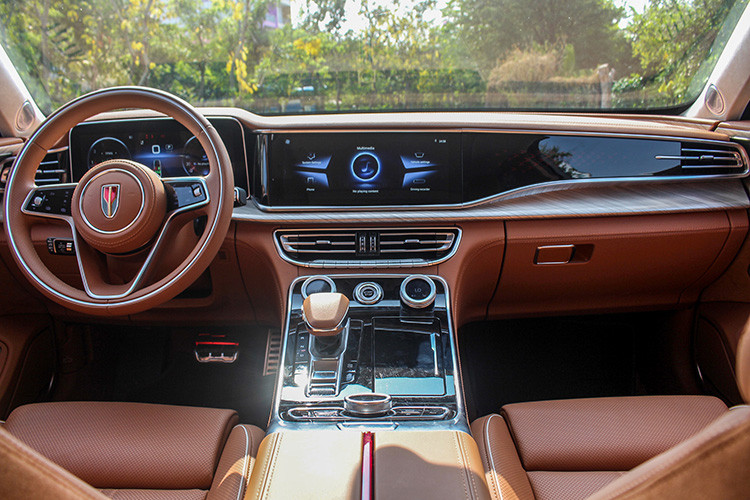 Với chiều dài cơ sở lên đến 3.060 mm mà chỉ có 5 chỗ hoặc 4 chỗ ngồi (tùy phiên bản), Hồng Kỳ H9 đem tới khoang nội thất rộng rãi cho người dùng. Không chỉ có vẻ ngoài bóng bẩy, bên trong của mẫu xe Trung Quốc này cũng toát lên vẻ xa hoa, thời thượng.