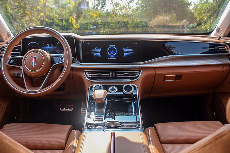 Với chiều dài cơ sở lên đến 3.060 mm mà chỉ có 5 chỗ hoặc 4 chỗ ngồi (tùy phiên bản), Hồng Kỳ H9 đem tới khoang nội thất rộng rãi cho người dùng. Không chỉ có vẻ ngoài bóng bẩy, bên trong của mẫu xe Trung Quốc này cũng toát lên vẻ xa hoa, thời thượng.