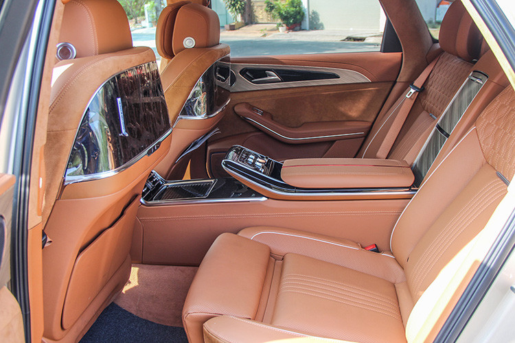 Bên cạnh tùy chọn nội thất 5 chỗ ngồi, H9 còn có tùy chọn 4 chỗ ngồi với 2 ghế thương gia phía sau, có thêm tính năng như massage kèm theo bảng điều khiển đặt ở bệ tì tay. Giống như phần lớn các mẫu xe đến từ Trung Quốc, Hồng Kỳ H9 cũng được trang bị hàng loạt tiện nghi công nghệ hiện đại khiến khách hàng phải choáng ngợp.