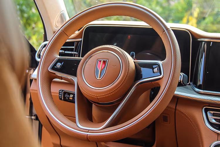 Xe được trang bị vô lăng 3 chấu bọc da, tích hợp nút bấm, bảng đồng hồ kỹ thuật số và màn hình thông tin giải trí 12,3 inch. Mặt cửa/trần xe đều được bọc da cao cấp Alcantara trong khi ghế ngồi bọc da và có tính năng chỉnh điện, nhớ vị trí và làm mát/sưởi ấm.