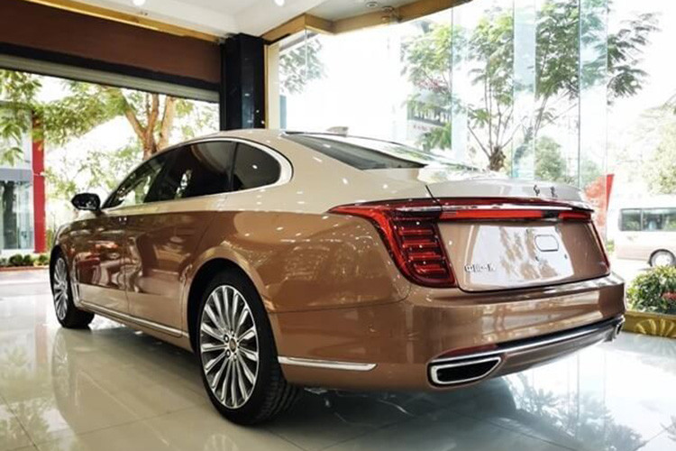 Hongqi H9 bản Premium 2.0 sử dụng động cơ mild-hybrid gồm động cơ 2.0L kết hợp với mô-tơ điện của Bosch cho thông số kỹ thuật tương ứng là 248 mã lực và 380 Nm. Xe sử dụng hộp số ướt ly hợp kép 7 cấp kèm hệ thống treo khí nén điện tử.