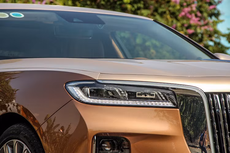 Bỏ ra số tiền lên đến cả tỷ đồng, những khách mua xe Hongqi H9 sẽ có lựa chọn ngoại thất 1 màu hoặc sơn 2 tông màu tương tự như xe siêu sang Mercedes-Maybach S-Class rất đẳng cấp, trong đó, màu nâu nhạt phối trắng thu hút các thượng đế nhiều nhất bởi sự sang trọng.