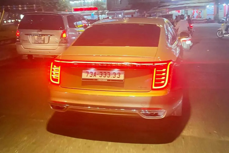 Mức giá xe Hồng Kỳ H9 cho 5 phiên bản là Elegance 2.0T I4 Mild-Hybrid (1,5 tỷ đồng), Luxury 2.0T I4 Mild-Hybrid (1,67 tỷ đồng), Premium 2.0T I4 Mild-Hybrid (1,89 tỷ đồng), Premium 3.0L V6 Supercharge (2,5 tỷ đồng) và cuối cùng là Flagship 3.0L V6 Supercharge có giá 2,7 tỷ đồng. Mức giá này giúp Hongqi H9 nhận được nhiều sự quan tâm hơn so với đối thủ Mercedes-Benz E-Class.