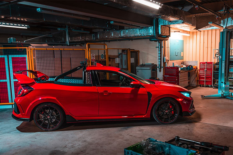 Thay vì nâng cấp sức mạnh, Honda Anh lại thực hiện một dự án độ Civic Type R với xu hướng tập trung vào sự thực dụng. Một nhóm chuyên gia đến từ ban kỹ thuật sản phẩm của nhà máy Honda ở Swindon, Anh, đã nỗ lực để tạo ra phiên bản bán tải Honda Civic Type R độc đáo.