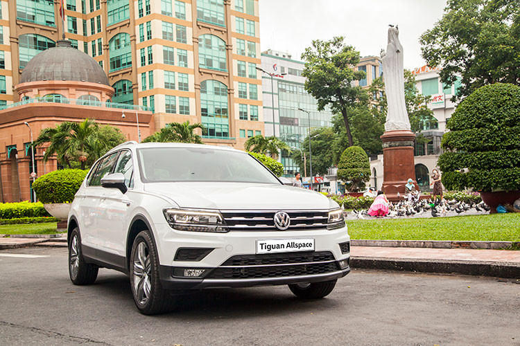 Tiguan Allspace có thiết kế sắc nét góc cạnh với các đường cong và gân dập nổi hai bên thân xe cho cấu tạo khí động học được tối ưu. Khung xe liền khối với thiết kế kết cấu thép chịu lực cho mức độ an toàn bảo vệ hành khách gần như hoàn hảo khi có va chạm. Lưới tản nhiệt thiết kế mạnh mẽ cùng với hệ thống đèn pha và logo VW lớn.