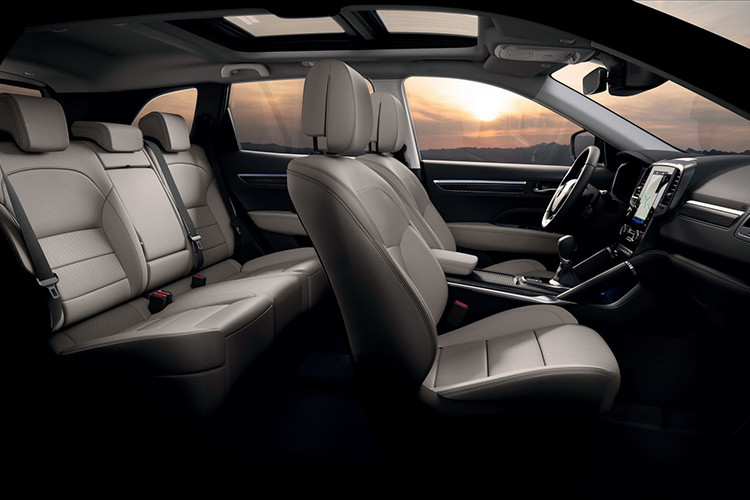 Trên mặt táp-lô của Koleos 2020 xuất hiện màn hình cảm ứng 8,7 inch của hệ thống thông tin giải trí R-Link 2, hỗ trợ ứng dụng Apple CarPlay và Android Auto. Ở bản cấp thấp hơn, mẫu crossover cỡ C này sẽ dùng hệ thống thông tin giải trí với màn hình 7 inch hỗ trợ Apple CarPlay.