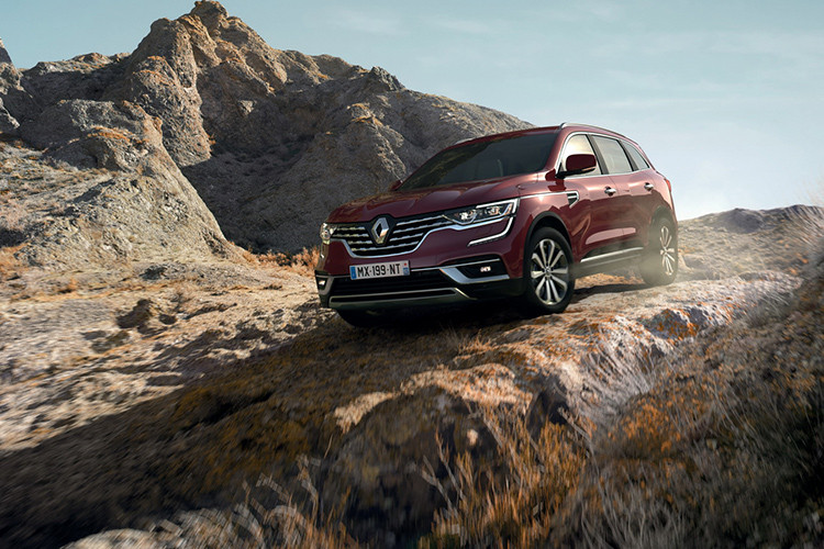 Đằng sau Renault Koleos 2020 cũng xuất hiện tấm ốp gầm và đèn phanh thứ ba dài hơn. Ngoài ra, hãng Renault cũng lắp thêm những chi tiết mạ crôm mới cho phần đuôi sau của Koleos 2020, từ đó tăng vẻ cao cấp.