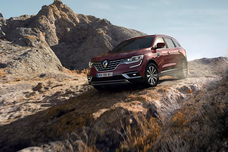 Đằng sau Renault Koleos 2020 cũng xuất hiện tấm ốp gầm và đèn phanh thứ ba dài hơn. Ngoài ra, hãng Renault cũng lắp thêm những chi tiết mạ crôm mới cho phần đuôi sau của Koleos 2020, từ đó tăng vẻ cao cấp.