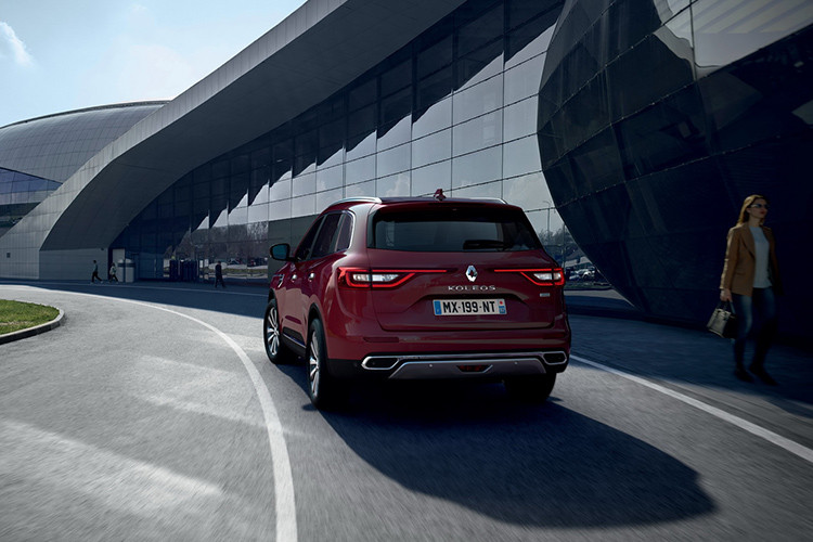 Về thiết kế, Renault Koleos bản nâng cấp 2020 được trang bị hệ thống đèn pha Pure Vision LED tiêu chuẩn. Bên cạnh đó là lưới tản nhiệt trước nổi bật hơn với những chi tiết mạ crôm tạo điểm nhấn, tấm ốp bảo vệ gầm cỡ lớn và chắn bùn cải tiến.