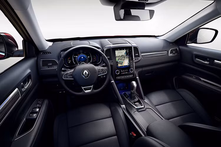 Bên trong Renault Koleos 2020, mọi thứ gần như không thay đổi so với trước. Hãng Renault chỉ làm mới nội thất bằng chất liệu mềm mại hơn và những chi tiết màu satin để tạo cảm giác sang trọng cho xe.