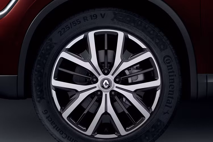 Hoàn thành danh sách những thay đổi cho ngoại hình của Renault Koleos 2020 phiên bản nâng cấp này là bộ vành hợp kim 2 tông màu mới, 5 chấu kép cách điệu và màu sơn ngoại thất đỏ Vintage Red.