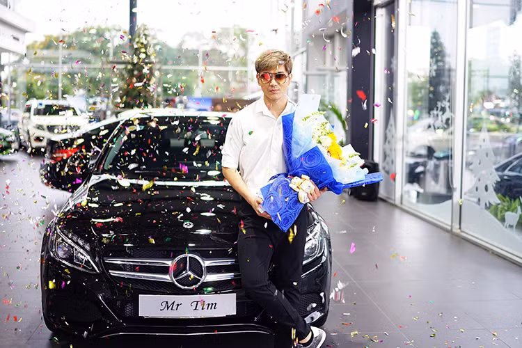 Được biết, anh chàng ca sỹ Tim (Trương Cát Vũ) vừa "đập hộp" chiếc xe sang Mercedes-Benz C300 AMG này tại một showroom Mercedes Haxaco tại Sài Gòn. Trước Tim, hàng loạt các sao việt cũng đang sở hữu mẫu xe này như Hoài Lâm, ca sỹ Thanh Thảo, Tuấn Hưng... mức giá của C300 AMG chính hãng tại thị trường Việt Nam khoảng gần 2 tỷ đồng.
