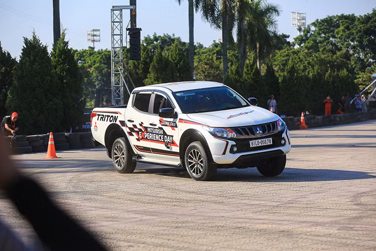 Bắt đầu sự nghiệp đua drift từ năm 2006 khi vừa tròn 20 tuổi, cho đến nay Leona Chin được mệnh danh là “nữ hoàng drift của Malaysia”. Lần đầu tiên nhận lời đến Việt Nam trong một sự kiện trải nghiệm xe, Leona Chin đã trình diễn những kỹ thuật drift đặc sắc, mang đến người tham dự những cảm xúc mạnh mẽ chưa từng có khi trải nghiệm cùng tay lái nữ.