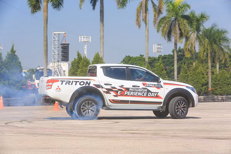 Sự xuất hiện của “nữ hoàng drift” Malaysia - Ms.Leona Chin lần đầu tiên trình diễn drift xe ôtô tại Việt Nam khiến ngày trải nghiệm – “Mitsubishi eXperience day” trở thành một sự kiện lái thử xe độc đáo, khác biệt và duy nhất từ trước tới nay tại Việt Nam.