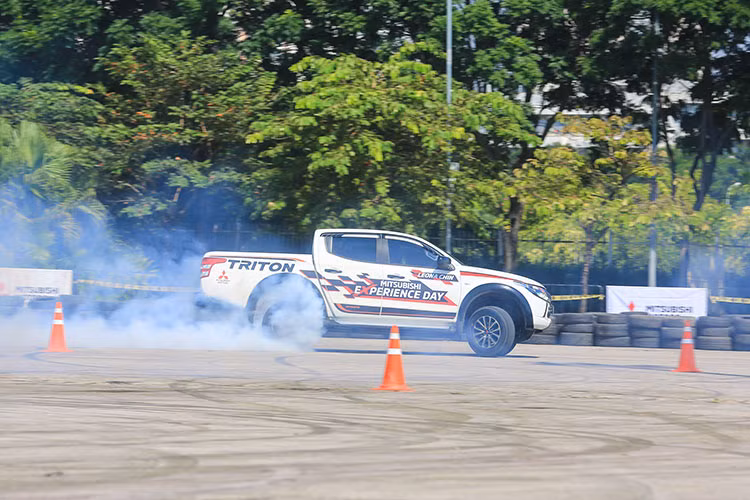 Hơn thế, đây là thông điệp của Mitsubishi cho thấy những dòng xe mà Mitsubishi mang đến khách hàng không chỉ nổi bật nhờ khả năng vận hành mạnh mẽ, cách âm hoàn hảo mà còn linh hoạt và dễ sử dụng. Bất cứ ai dù là nam hay nữ cũng có thể lựa chọn một mẫu xe Mitsubishi lý tưởng phục vụ nhu cầu sử dụng cũng như thể hiện cá tính của mình.