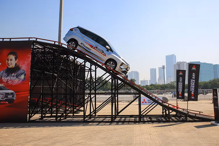 Đây cũng là ba mẫu xe tiêu biểu cho “chất Mitsubishi” đang nhận được nhiều quan tâm nhất hiện nay. Đặc biệt, Mitsubishi XPANDER vừa giành được giải thưởng “Xe của năm 2018” và chiến thắng ở hai hạng mục giải thưởng “Xe MPV tốt nhất” và “Xe MPV cỡ nhỏ tốt nhất” nhờ thiết kế hiện đại,khả năng vận hành vượt trội, nội thất rộng rãi và tiện nghi. 