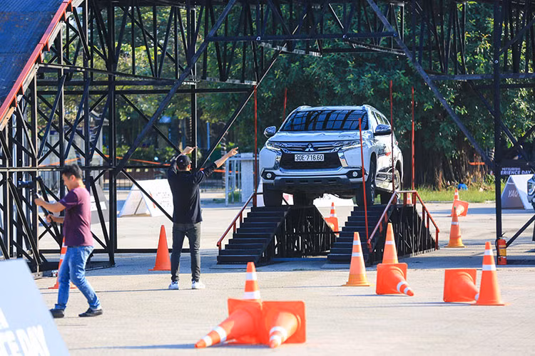 Theo đại diện hãng xe Nhật bản tại Việt Nam, các giá trị mà họ muôn mang đến chính là một ngôn ngữ thiết kế xe đủ mạnh cho người dùng. Tham vọng đó đã trở thành hiện thực với sự kiện Mitsubishi công bố ngôn ngữ thiết kế hoàn toàn mới Dynamic Shield - thể hiện đầy đủ bản sắc cũng như triết lý “thiết kế tương lai” – vẻ đẹp gắn liền với công năng.