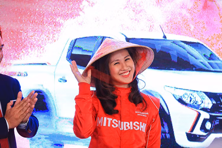 Leona Chin không chỉ được coi là “nữ hoàng drift của Malaysia” mà còn rất quen thuộc trên youtube. Cô nổi tiếng nhờ những clip drift xe chuyên nghiệp nhưng lại rất hài hước. Nếu gặp Leona Chin ngoài phố, bạn sẽ không thể đoán cô là tay đua nữ đầy tài năng với vẻ ngoài nữ tính.