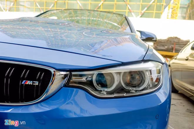 Cản trước được bố trí nhiều cánh gió nhằm tăng độ bám đường khi chạy tốc độ cao. Dưới nắp ca-pô là khối động cơ 6 xy lanh tăng áp kép, dung tích 3.0 lít, đạt công suất cực đại 431 mã lực t ại 5.500-7.300 vòng/phút, mô-men xoắn cực đại 550 Nm tại 1.850-5.500 vòng/phút.