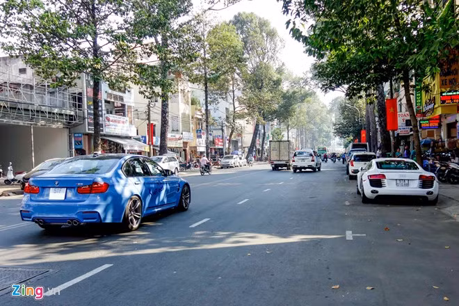 Mức giá cao là lý do mẫu xe này vẫn là hàng hiếm. Chiếc xe trong một lần xuất hiện trên đường An Dương Vương, quận 5. Đứng cạnh M3 là siêu xe Audi R8 màu trắng.