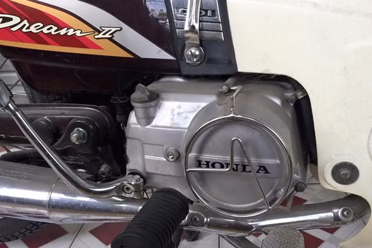 Một số người lại cho rằng đây chỉ là chiêu trò PR, quảng cáo của người bán hàng. Và nếu thực tế đến mua thì chiếc xe Honda Dream 2002 này sẽ không thể có được mức giá đó. Trước đó, một chiếc Honda Dream II của một người chơi xe tại Việt Nam vẫn gần như mới, chỉ chạy chưa đầy 100 km cũng đã được người sưu tầm mua lại với mức giá 200 triệu đồng.