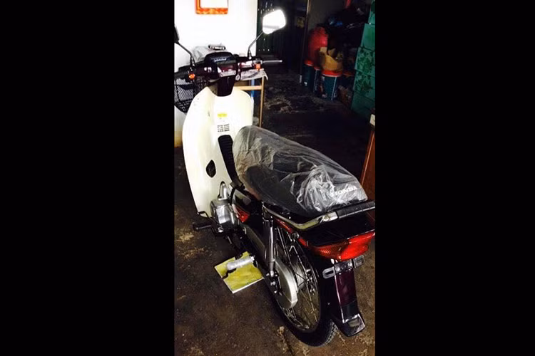 Theo tuyên bố của người bán xe, chiếc xe này mới 100% - tức là còn chưa từng được đổ xăng để chạy - và các chi tiết trên xe cũng được đảm bảo còn hoàn toàn nguyên bản. Tuy nhiên, khi đoạn tin rao bán xe này được đưa lên mạng đã vấp phải rất nhiều ý kiến phản đối của cư dân mạng.