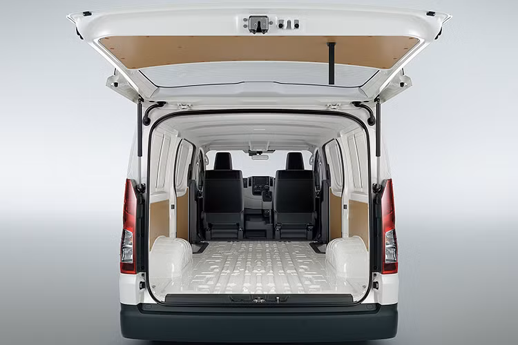 Bộ chắn bùn: Với giá 33.000 Yên (tương đương 5,5 triệu đồng), bộ chắn bùn giúp bảo vệ xe khỏi bùn đất khi di chuyển trên địa hình gồ ghề. Khung biển số chống trộm GR: Chi tiết nhỏ nhưng hữu ích này có giá 15.510 Yên (khoảng 2,6 triệu đồng), giúp bảo vệ biển số xe an toàn hơn.