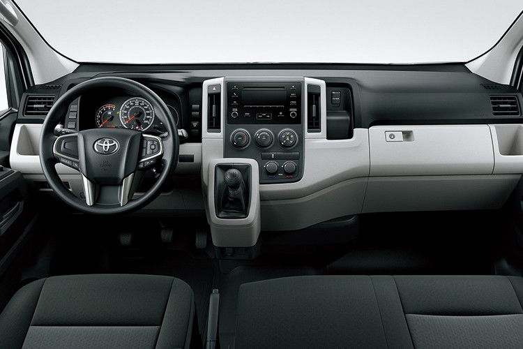 Model 2: Nếu yêu thích phong cách thể thao, khách hàng có thể chọn Model 2 với thiết kế lấy cảm hứng từ xe đua. Gói nâng cấp này có mức giá 143.000 Yên (tương đương 23,9 triệu đồng), mang đến sự năng động và cá tính hơn cho chiếc minibus. 