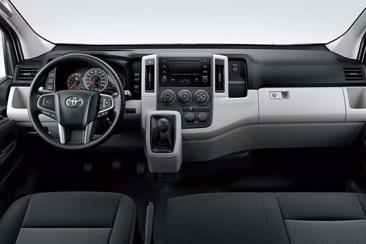 Model 2: Nếu yêu thích phong cách thể thao, khách hàng có thể chọn Model 2 với thiết kế lấy cảm hứng từ xe đua. Gói nâng cấp này có mức giá 143.000 Yên (tương đương 23,9 triệu đồng), mang đến sự năng động và cá tính hơn cho chiếc minibus. 