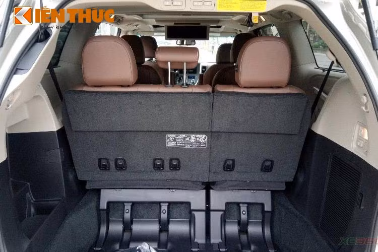 Hàng ghế thứ 3 của mẫu minivan này có thể gập phẳng để mở rộng không gian chứa đồ phía sau. Quá trình đóng, mở ghế được thực hiện hoàn toàn tự động thông qua các nút bấm. Không gian chứa đồ tối đa của Sienna 2016 có thể lên đến 4.247 lít.