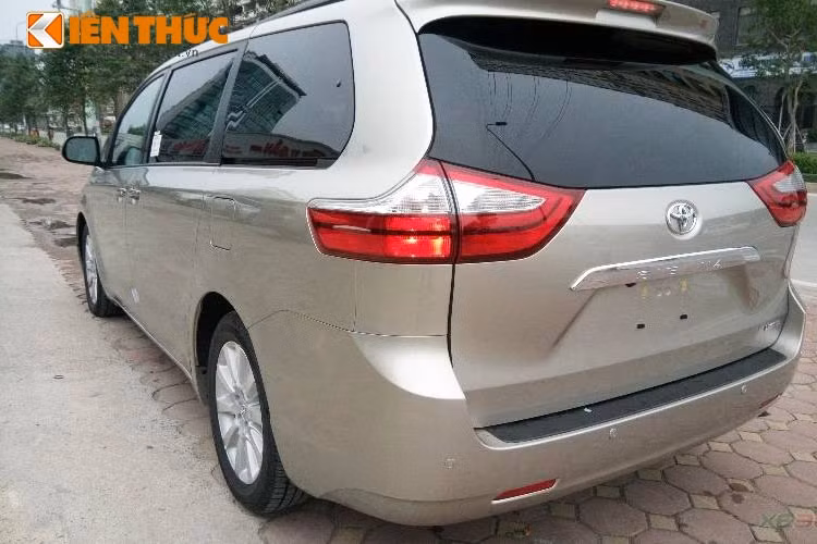 Toyota Sienna Limited 2016 được trang bị động cơ V6 3.5L, công suất 266 mã lực tại vòng tua máy 6.200 vòng/phút và mô-men xoắn cực đại 332 Nm tại 4.700 vòng/phút. Hộp số tự động 6 cấp với tính năng kiểm soát điện tử thông minh (ECT-i).