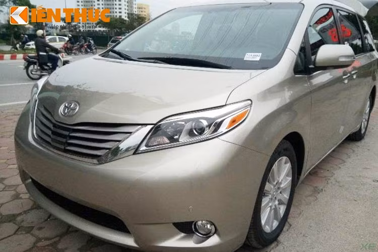 Mẫu MPV của Toyota được trang bị nhiều tính năng hỗ trợ người lái như kiểm soát hành trình, trợ lái điện, kiểm soát lực kéo, ổn định thân xe... Giá bán của Sienna 2016 Limited tại thị trường Việt Nam được đại lý tư nhân niêm yết khoảng 3,3 tỷ đồng.