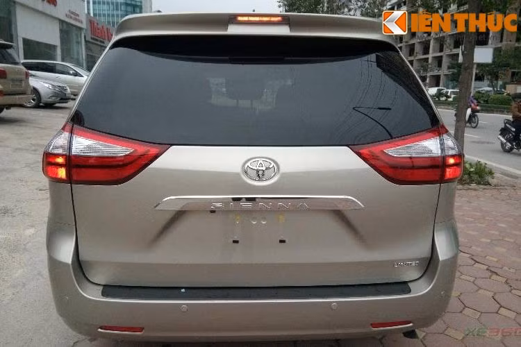  Phía sau xe nổi bật với lưới đèn hậu lớn, thanh kim loại mạ chrome với dòng chữ Sienna dập nổi được ốp chính giữa đuôi xe.