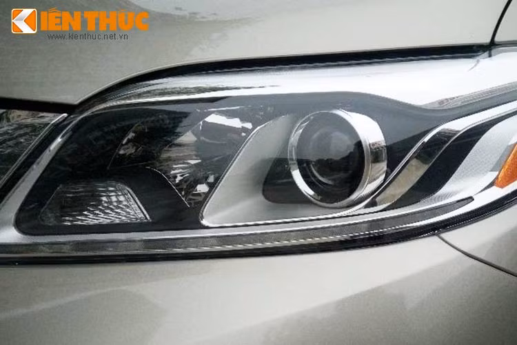  Mặt trước xe nổi bật với kiểu dáng thiết kế theo hình chữ V. Lưới tản nhiệt làm từ kim loại mạ chrome sáng, đèn pha thiết kế liền khối với lưới tản nhiệt kết hợp cùng dải đèn LED chạy ngày sắc sảo. 