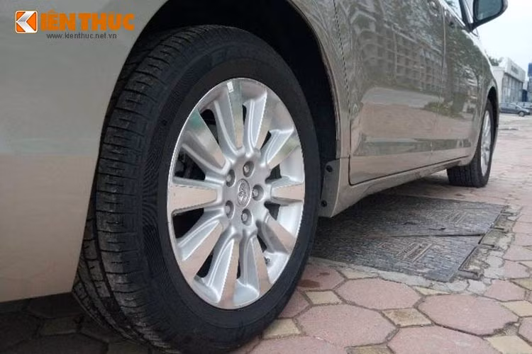 Toyota Sienna phiên bản 2016 được trang bị mâm 18 inch 10 chấu, lốp trước và sau có chung kích thước P235/55.