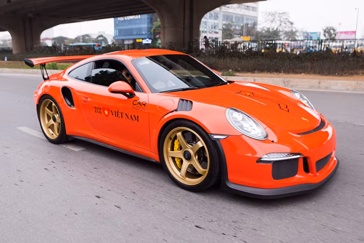 Chiếc Porsche 911 GT3 RS này được Cường Đô la mua lại vào giữa năm ngoái từ tay của một dân chơi khác tại Hà Nội. Đây là chiếc thứ 3 xuất hiện tại Việt Nam, nhưng lại là chiếc duy nhất tại Hà Nội vào đầu năm 2017. Trước đó hai chiếc khác mang ngoại thất trắng muốt và cam do Porsche Việt Nam đưa về nước theo diện tạm nhập tái xuất.