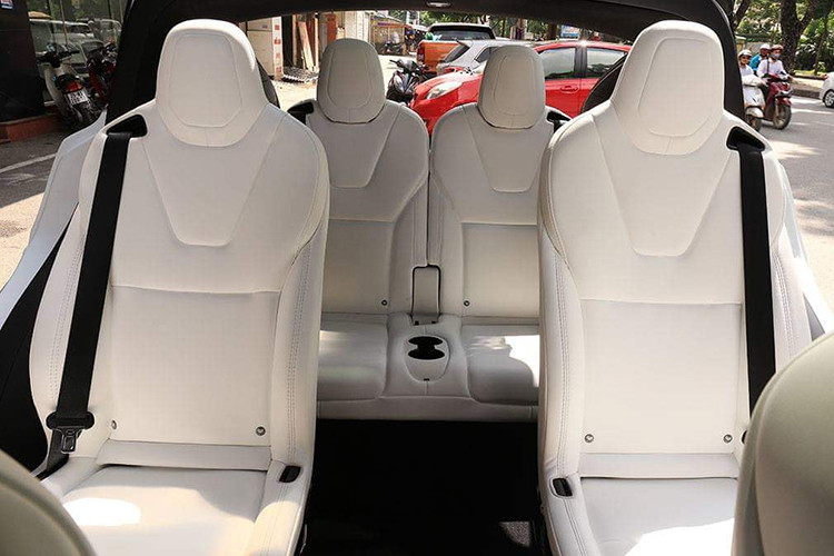 Trên vô-lăng của Tesla Model X P100D tích hợp nút bấm, không có nhiều khác lạ. Cần số gắn sau vô-lăng giống như Mercedes-Benz. Tesla cho biết Model X là chiếc xe đầu tiên có bộ lọc HEPA đặt ở mặt trước của xe, giúp không khí bên trong cabin luôn đảm bảo sạch sẽ, không phụ thuộc chất lượng không khí bên ngoài