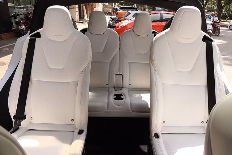 Trên vô-lăng của Tesla Model X P100D tích hợp nút bấm, không có nhiều khác lạ. Cần số gắn sau vô-lăng giống như Mercedes-Benz. Tesla cho biết Model X là chiếc xe đầu tiên có bộ lọc HEPA đặt ở mặt trước của xe, giúp không khí bên trong cabin luôn đảm bảo sạch sẽ, không phụ thuộc chất lượng không khí bên ngoài