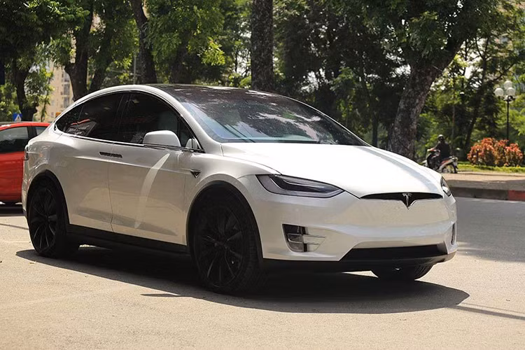 Xe oto dien Tesla Model X P100D hon 8 ty tai Ha thanh