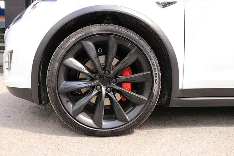 Mẫu siêu xe điện Model X tại Hà Nội này thuộc phiên bản cao cấp nhất P100D. Ký hiệu "100" cho biết xe trang bị bộ pin 100 kWh, cho quãng đường di chuyển 465 km mỗi lần sạc đầy. Tesla Model X có thể tăng tốc 0-100 km/h trong 2,9 giây, tương đương với nhiều mẫu siêu xe.