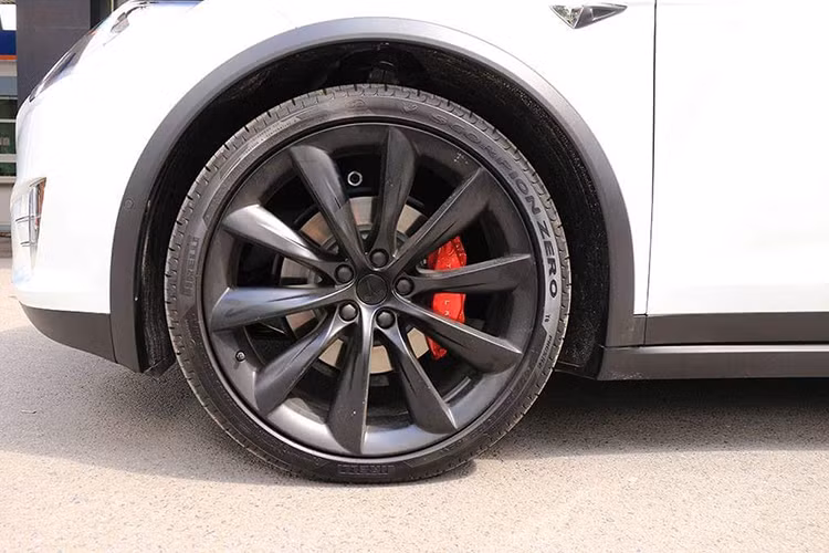 Mẫu siêu xe điện Model X tại Hà Nội này thuộc phiên bản cao cấp nhất P100D. Ký hiệu "100" cho biết xe trang bị bộ pin 100 kWh, cho quãng đường di chuyển 465 km mỗi lần sạc đầy. Tesla Model X có thể tăng tốc 0-100 km/h trong 2,9 giây, tương đương với nhiều mẫu siêu xe.