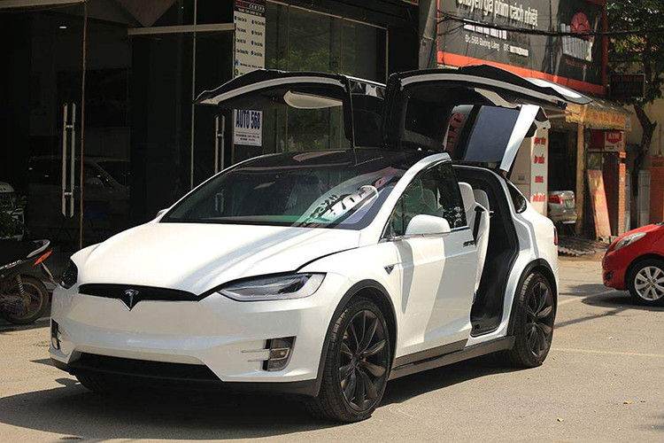 Tại thị trường quê nhà Mỹ, Tesla Model X có 5 bản trang bị khác nhau là 60D, 75D, 90D, P90D và P100D. Giá bán khởi điểm của xe ở thị trường Mỹ là 74.000 USD (tương đương 1,65 tỷ đồng). Giá bán cơ bản của chiếc Tesla Model X P100D tại Mỹ là 133.300 USD. Mức giá Tesla Model X khi ra biển trắng tại Việt Nam của khoảng hơn 8 tỷ đồng.
